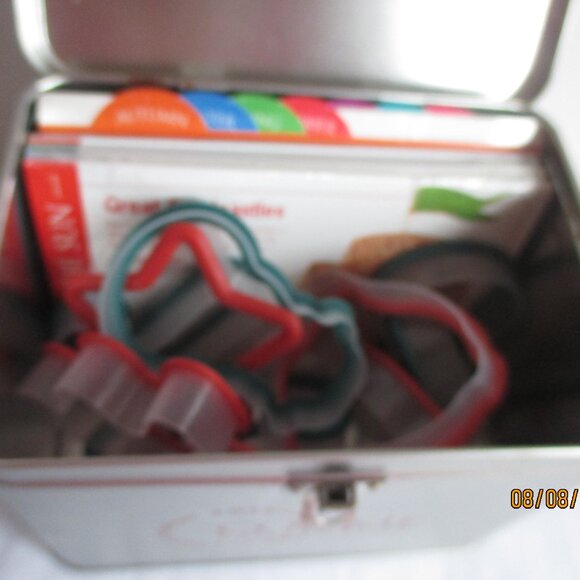 Great American Cookie Collection/Recipe Cards/Cookie Cutters/Metal Tin - Picture 9 of 9